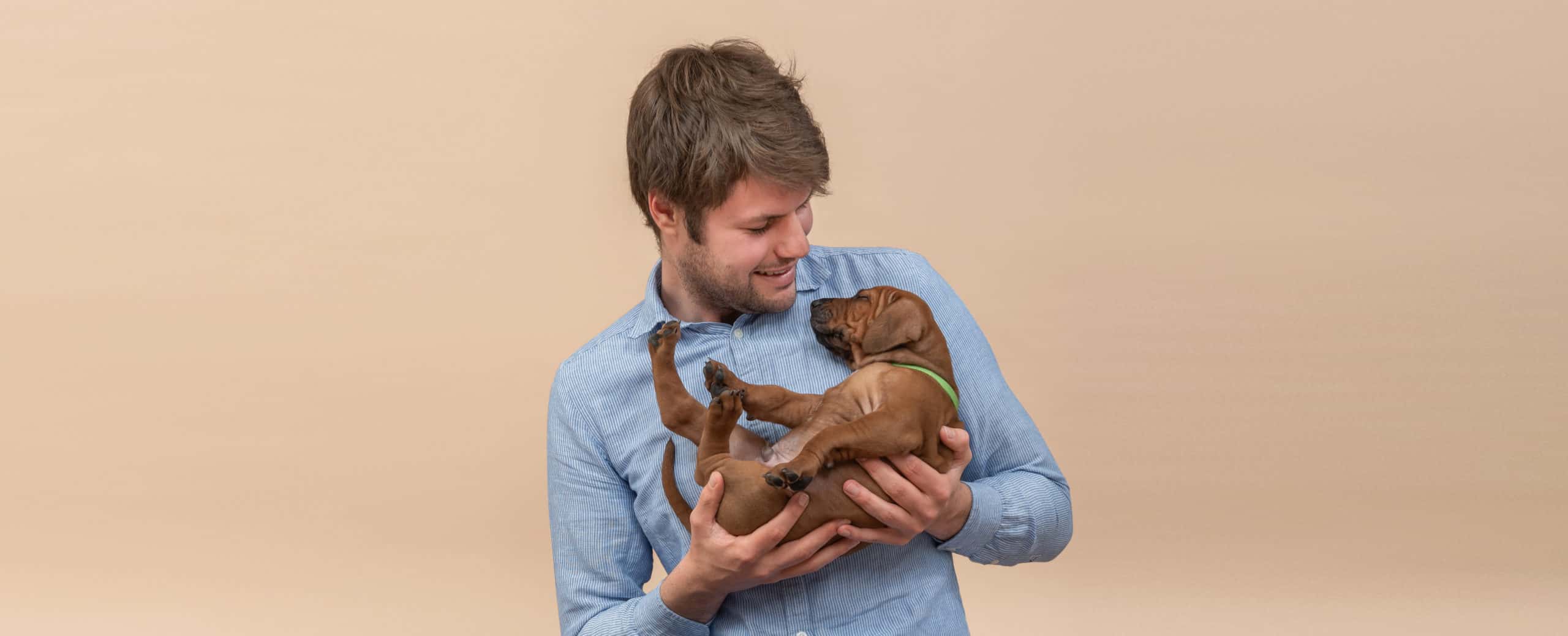 Oprichter hondenvoeding BuddyBites met pup in de armen