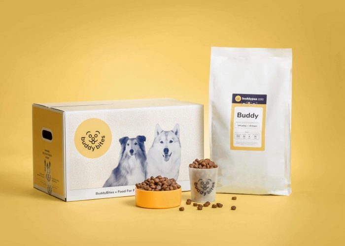 Hondenvoeding BuddyBites met persoonlijke etiket en maatbeker.